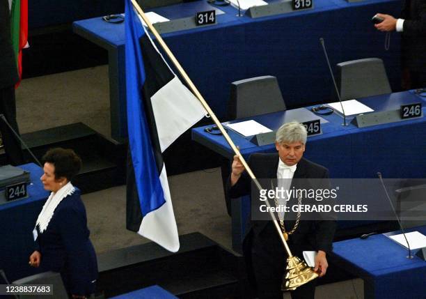 Un officiel du Parlement européen installe, le 19 novembre 2002 à Strasbourg, le drapeau de l'Estonie à l'ouverture de la session extraordinaire du...
