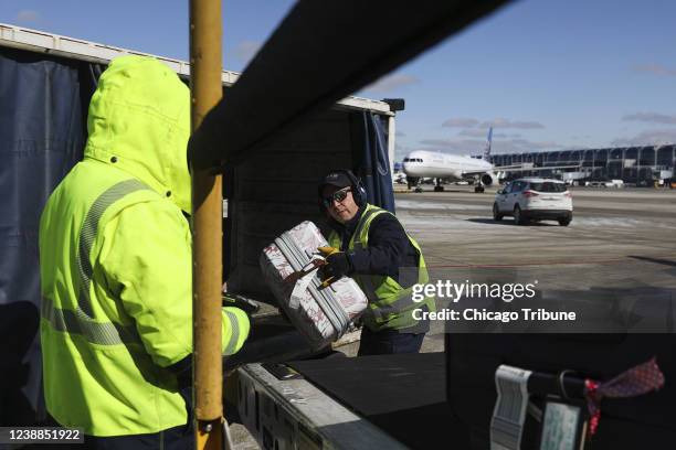 Trabajadores de rampa de United Airlines cargan equipaje en un aviÃ³n en el Aeropuerto Internacional O&apos;Hare en Chicago el miÃ©rcoles 23 de...