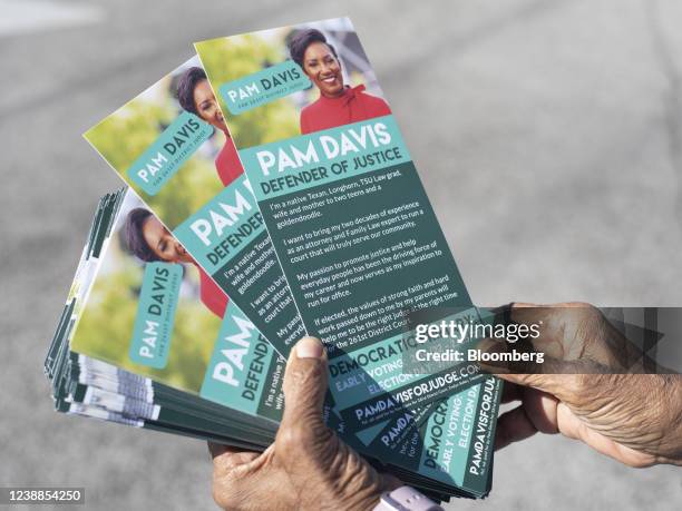 Voting Guide Panphlets 1,311 Election Pamphlets Stock Photos, High-Res Pictures, and Images ...