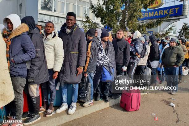 Foreigners wait to go to Poland at the Shegyni Ukrainian border post on March 01, 2022. - Hundreds of foreigners, mainly students from Africa, Asia...