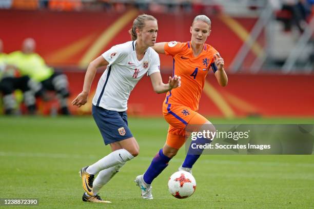 Caroline Graham Hansen of Norway Women, Mandy van den Berg of Holland Women EURO Women 2017 during the EURO Women match between Holland v Norway on...