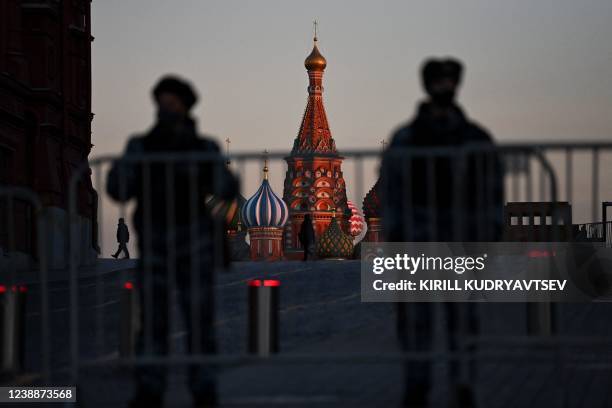 Police officers block access to Red Square in central Moscow on March 2, 2022. - Jailed Kremlin critic Alexei Navalny on March 2 urged Russians to...