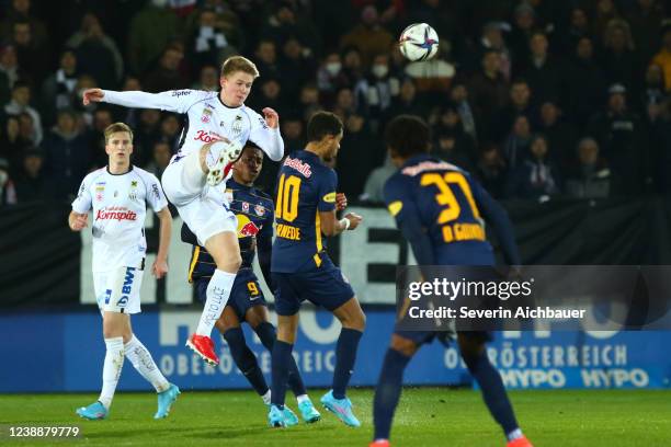 Jan Boller of LASK and Antoine Bernede of Salzburg during the Admiral Bundesliga match between LASK and FC Red Bull Salzburg at Raiffeisen Arena on...