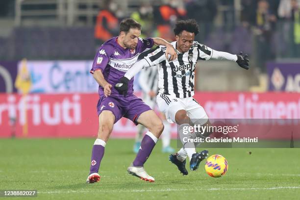 Giacomo Bonaventura of ACF Fiorentina battles for the ball with Juan Guillermo Cuadrado Bello of Juventus during the Coppa Italia Semi Final 1st Leg...