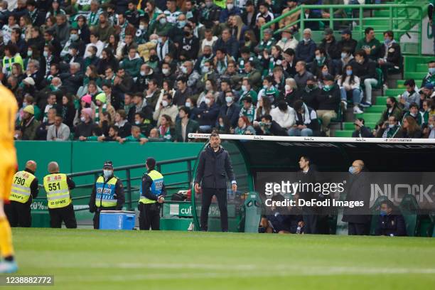 Sergio Conceicao of FC Porto gestures during the Taca de Portugal semifinal match between Sporting CP and FC Porto at Estadio Jose Alvalade on March...