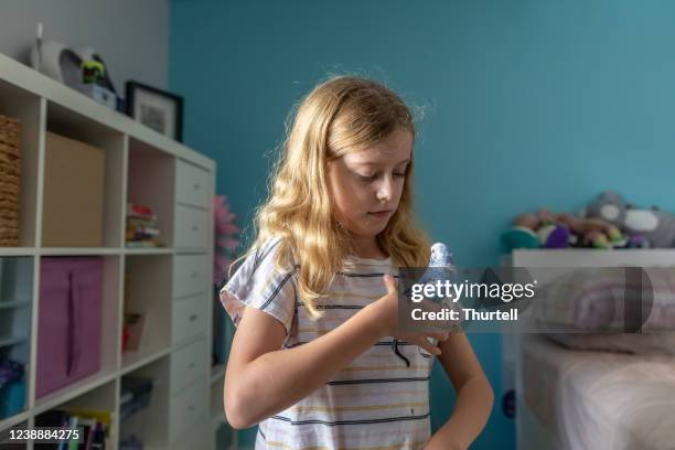 junges mädchen spielt mit pet budgerigar - wellensittich-sittich stock-fotos und bilder