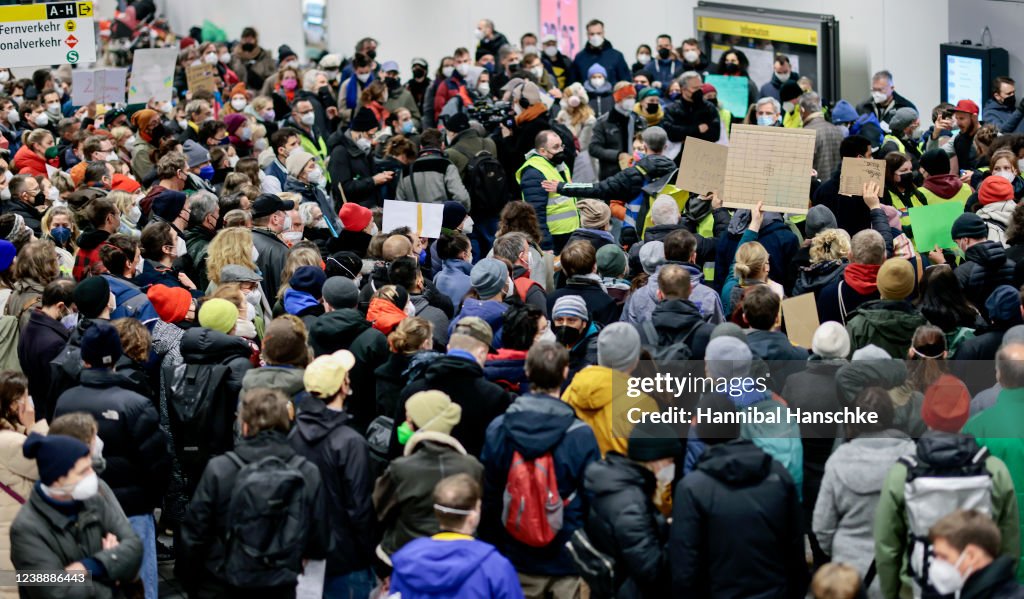 Ukrainians Fleeing War Arrive By Train In Berlin