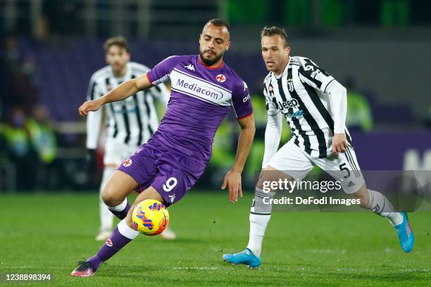 Arthur Cabral of ACF Fiorentina controls the ball during the Coppa Italia Semi Final 1st Leg match between ACF Fiorentina and Juventus FC at Stadio...