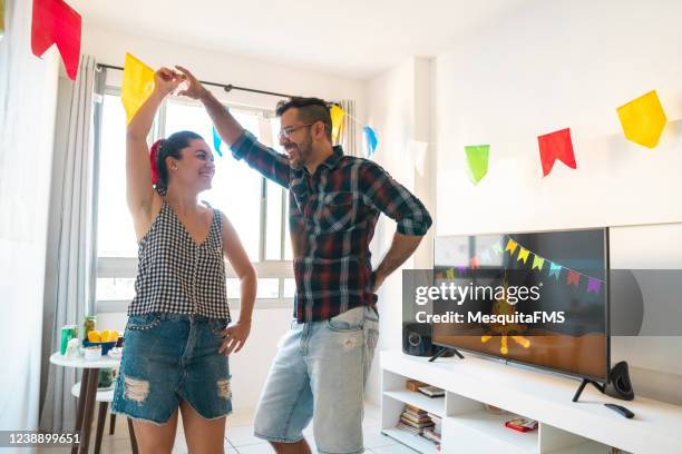 het vieren van de festa junina thuis - living projector stockfoto's en -beelden