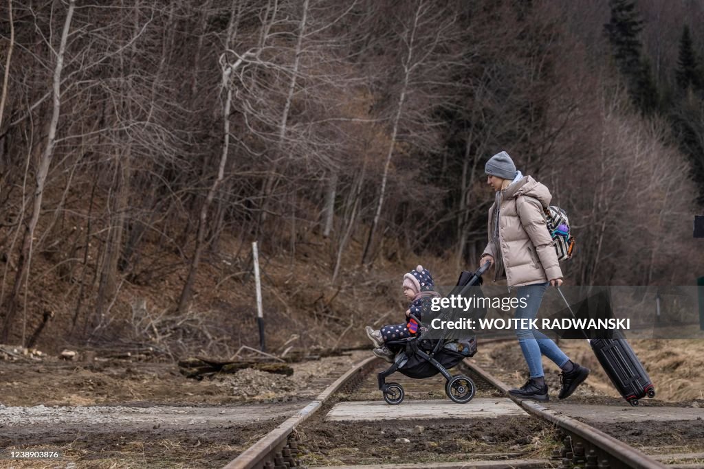 TOPSHOT-POLAND-UKRAINE-RUSSIA-CONFLICT-REFUGEES