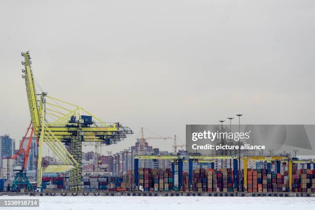 March 2022, Russia, St. Petersburg: View of the port of St. Petersburg. Certain goods and technologies may no longer be brought into Russia from the...