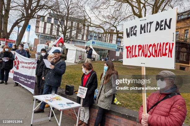 March 2022, Hamburg: Participants of a rally of "Hamburger Bündnis für mehr Personal im Krankenhaus" and Verdi Betriebsgruppe Universitätsklinikum...