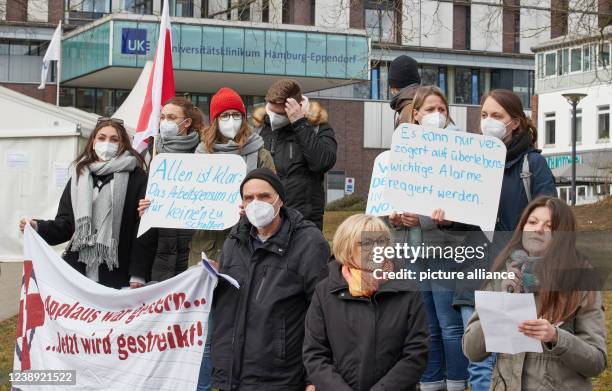 March 2022, Hamburg: Daniela Reiß , physician and member of "Hamburger Bündnis für mehr Personal im Krankenhaus" , speaks at a rally organized by the...