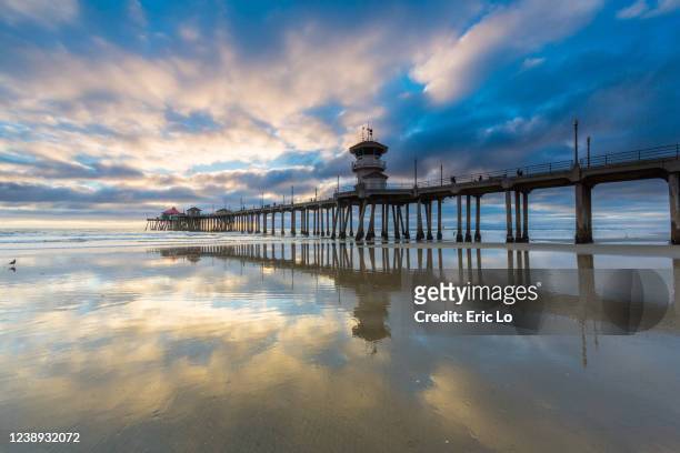 huntington beach pier sunset - huntington beach kalifornien stock-fotos und bilder