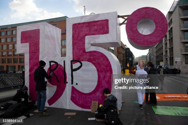 March 2022, Berlin: An oversized number has been placed on the Marshall Bridge by supporters and members of the environmental movement Extinction...