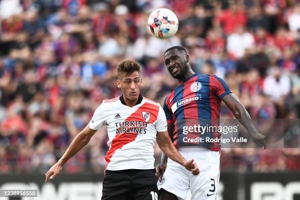 Braian Romero of River Plate heads the ball against Cristian Zapata of San Lorenzo during a match between San Lorenzo and River Plate as part of Copa...