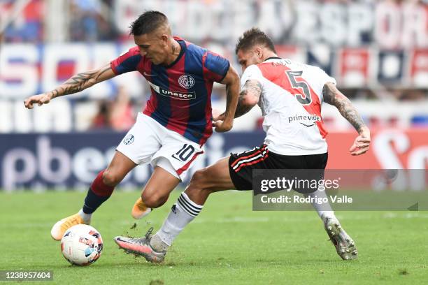 Ricardo Centurion of San Lorenzo fights for the ball with Bruno Zuculini of River Plate during a match between San Lorenzo and River Plate as part of...