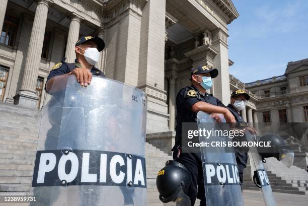 Peruvian Riot Armor 11 Peru Women Stock Photos, High-Res Pictures, and Images - Getty Images