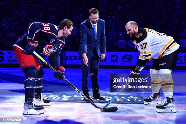 Former Columbus Blue Jackets forward Rick Nash , Boone Jenner of the Columbus Blue Jackets, and Nick Foligno of the Boston Bruins participate in a...