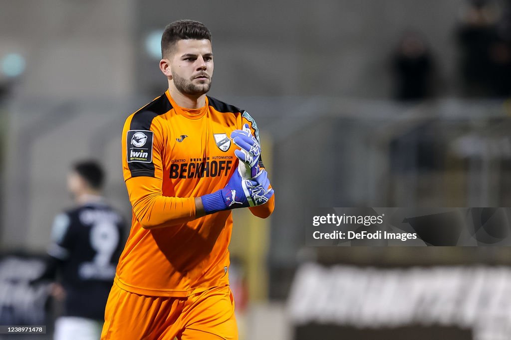 goalkeeper Niclas Thiede of SC Verl looks on during the 3. Liga match  News Photo - Getty Images