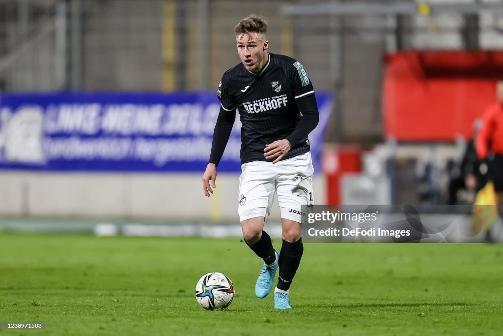 Joel Grodowski of SC Verl controls the ball during the 3. Liga match  News Photo - Getty Images