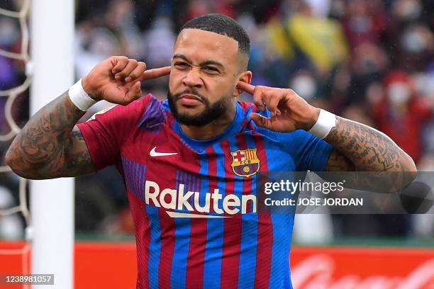 Barcelona's Dutch forward Memphis Depay celebrates scoring his team's second goal during the Spanish league football match between Elche CF and FC...