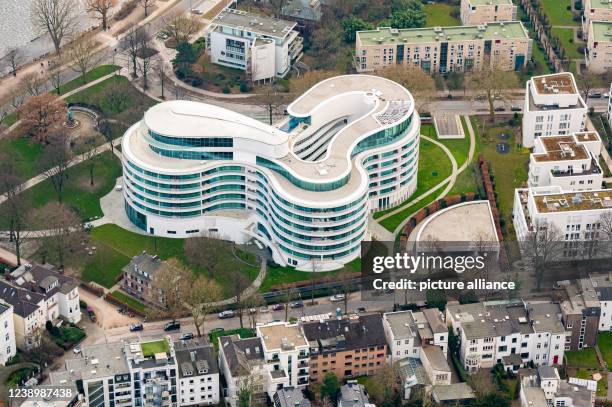 March 2022, Hamburg: The aerial view shows the luxury hotel "The Fontenay" on the Alster. Photo: Daniel Reinhardt/dpa