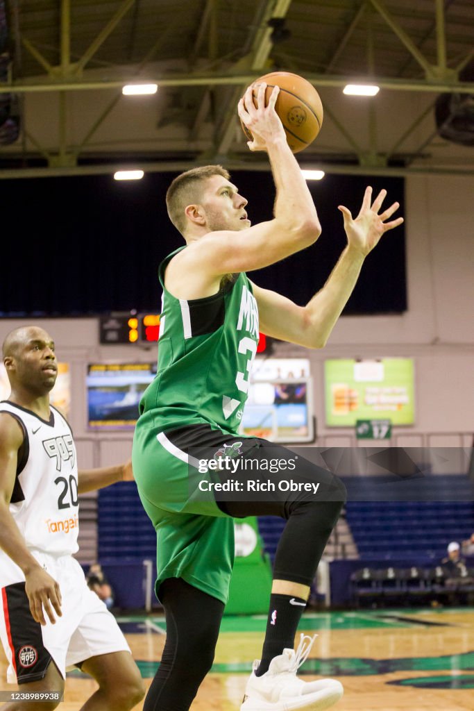 Matt Ryan of the Maine Celtics puts up a runner against the Raptors  Fotografía de noticias - Getty Images