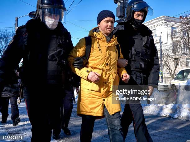 The police arrest an anti-war activist on the streets of Voronezh on a weekend of pro and anti-war actions. Over the weekend, pro and anti-war...