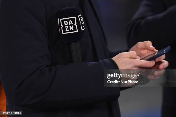 Commentator Mic Sport Commentator Microphone Photos and Premium High Res Pictures ...