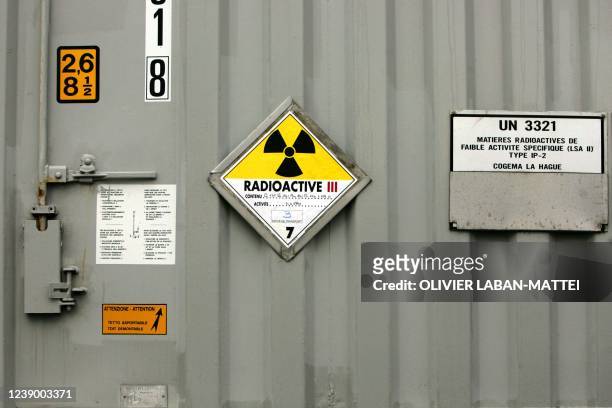 Vue prise le 28 novembre 2005 d'un panneau informant de la radioactivité des colis transportés dans un camion stationnant devant le centre de...