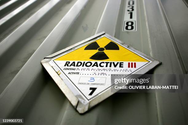 Vue prise le 28 novembre 2005 d'un panneau informant de la radioactivité des colis transportés dans un camion stationnant devant le centre de...