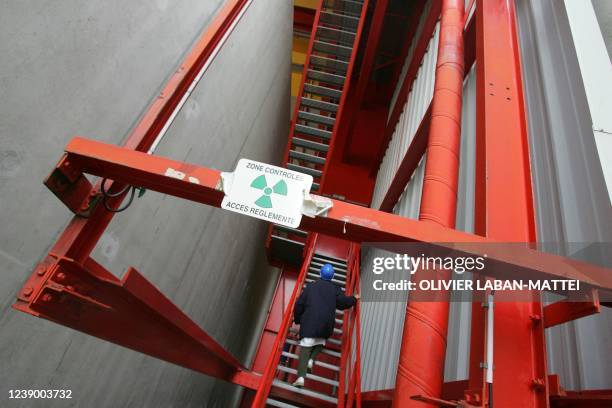 Un employé de l'Andra emprunte un escalier entre deux cases de stockage de déchets radioactifs du centre de stockage FMA , le 28 novembre 2005 à...