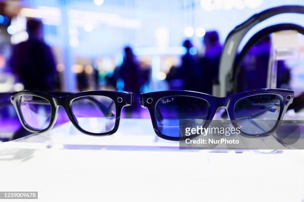 Two Ray-Ban Stories, the smart glasses and sunglasses with camera and audio that allow you to take photos and videos, listen to music and calls and...