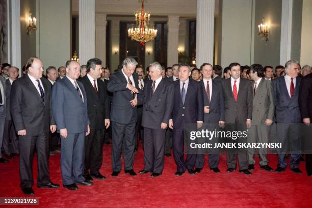 Russian President Boris Yeltsin shakes hands with Ukranian President Leonid Kravchuk during the family photo of the new Commonwealth of Independent...