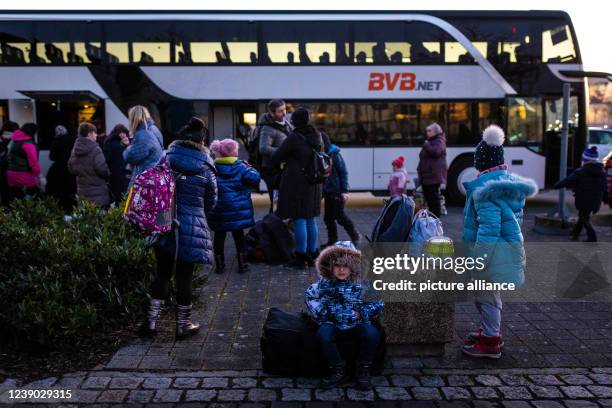 March 2022, Lower Saxony, Hanover: People who have fled the war in Ukraine arrive at the trade fair grounds by bus. The city of Hannover, in...