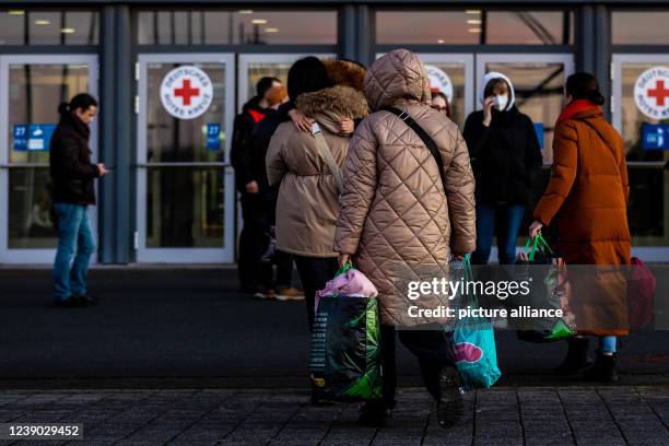 March 2022, Lower Saxony, Hanover: People who have fled the war in Ukraine arrive at the exhibition grounds. The city of Hannover, in cooperation...