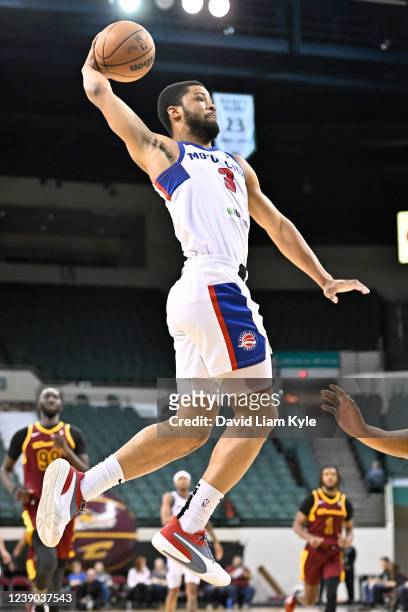 Cassius Stanley of the Motor City Cruise drives to the basket against the Cleveland Charge on March 8, 2022 in Cleveland, Ohio at the Wolstein...