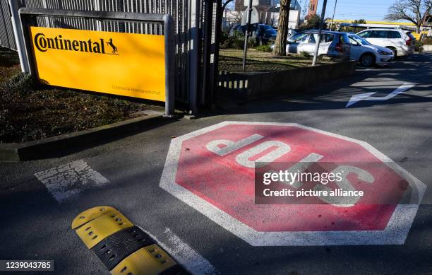 March 2022, Lower Saxony, Hanover: A large stop sign stands on the exit to Continental AG's corporate headquarters. Photo: Julian Stratenschulte/dpa