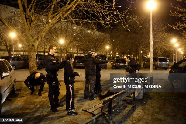 Des membres de la Brigade de Surveillance du Territoire , brigade de terrain de la police qui remplace depuis août les unités territoriales de...