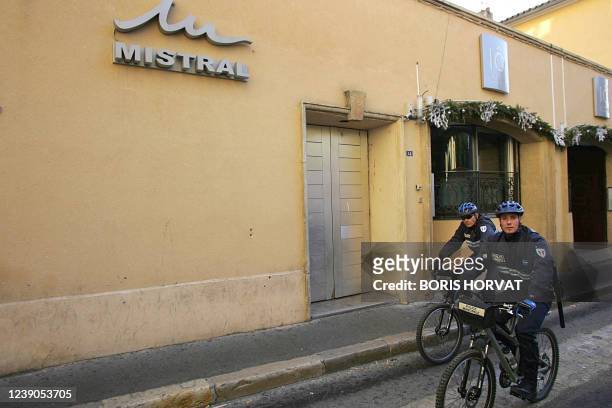 Des policiers patrouillent, le 03 janvier 2007 à Aix-en-Provence, devant l'entrée de la boite de nuit où une violente altercation à opposé, le 02...