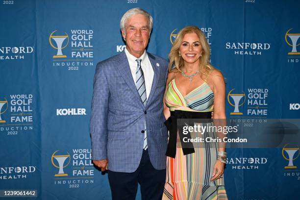 Ben Crenshaw and his wife, Julie, pose on the red carpet during the World Golf Hall of Fame Induction Ceremony prior to THE PLAYERS Championship at...