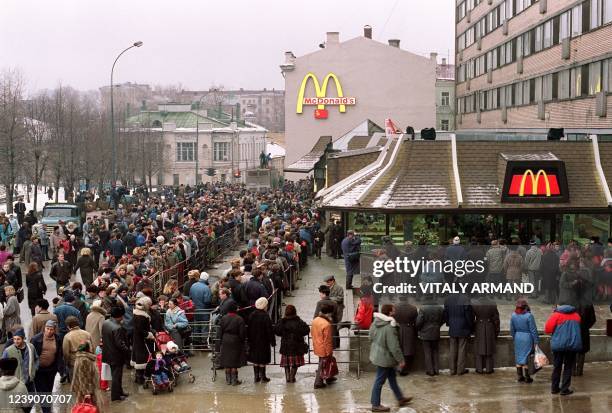 Soviet customers stand in line outside the just opened first McDonald's in the Soviet Union on January 31, 1990 at Moscow's Pushkin Square. AFP PHOTO...