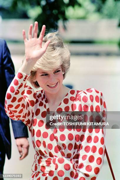 Diana, Princess of Wales, waves, on May 9, 1986 in Kyoto, during her official visit to Japan.