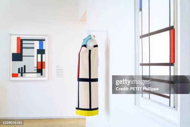 The dress "Homage to Piet Mondrian", YSL fall-winter 1965 collection and on the right, painting "Composition in red, blue and white" by Piet Mondrian...