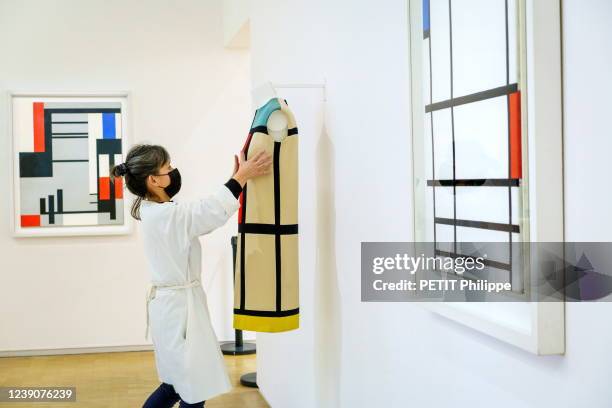 Installation of the dress "Homage to Piet Mondrian", YSL fall-winter 1965 collection and on the right, painting "Composition in red, blue and white"...