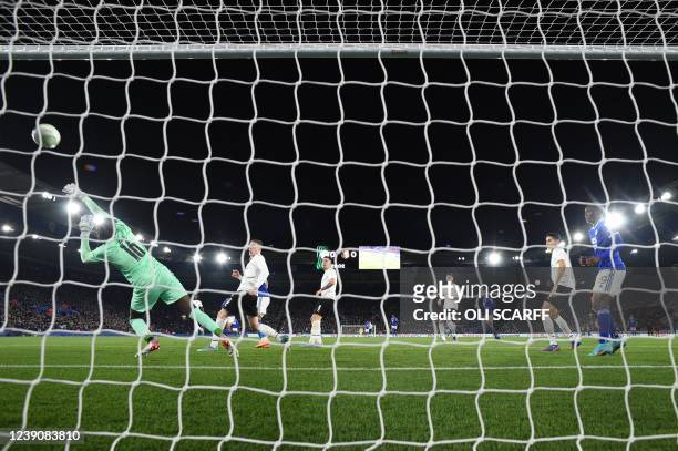 Leicester City's English midfielder Marc Albrighton shoots and scores past Rennes' Senegalese goalkeeper Alfred Gomis during the UEFA Europa...