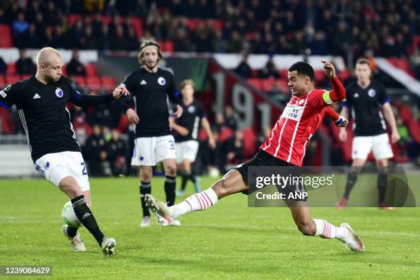 Nicolai Boilesen of FC Copenhagen, Cody Gakpo of PSV Eindhoven during the Conference League match between PSV and FC Copenhagen at Phillips stadium...