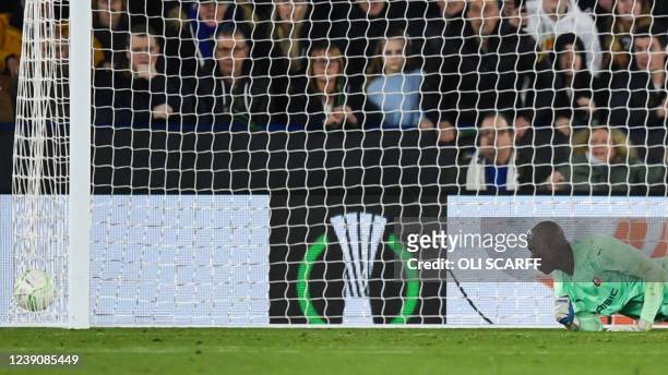 Leicester City's Nigerian striker Kelechi Iheanacho shoots and scores past Rennes' Senegalese goalkeeper Alfred Gomis during the UEFA Europa...