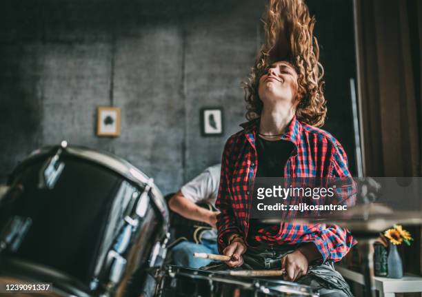 teenager playing rock and roll at home - grupo de entretenimento imagens e fotografias de stock